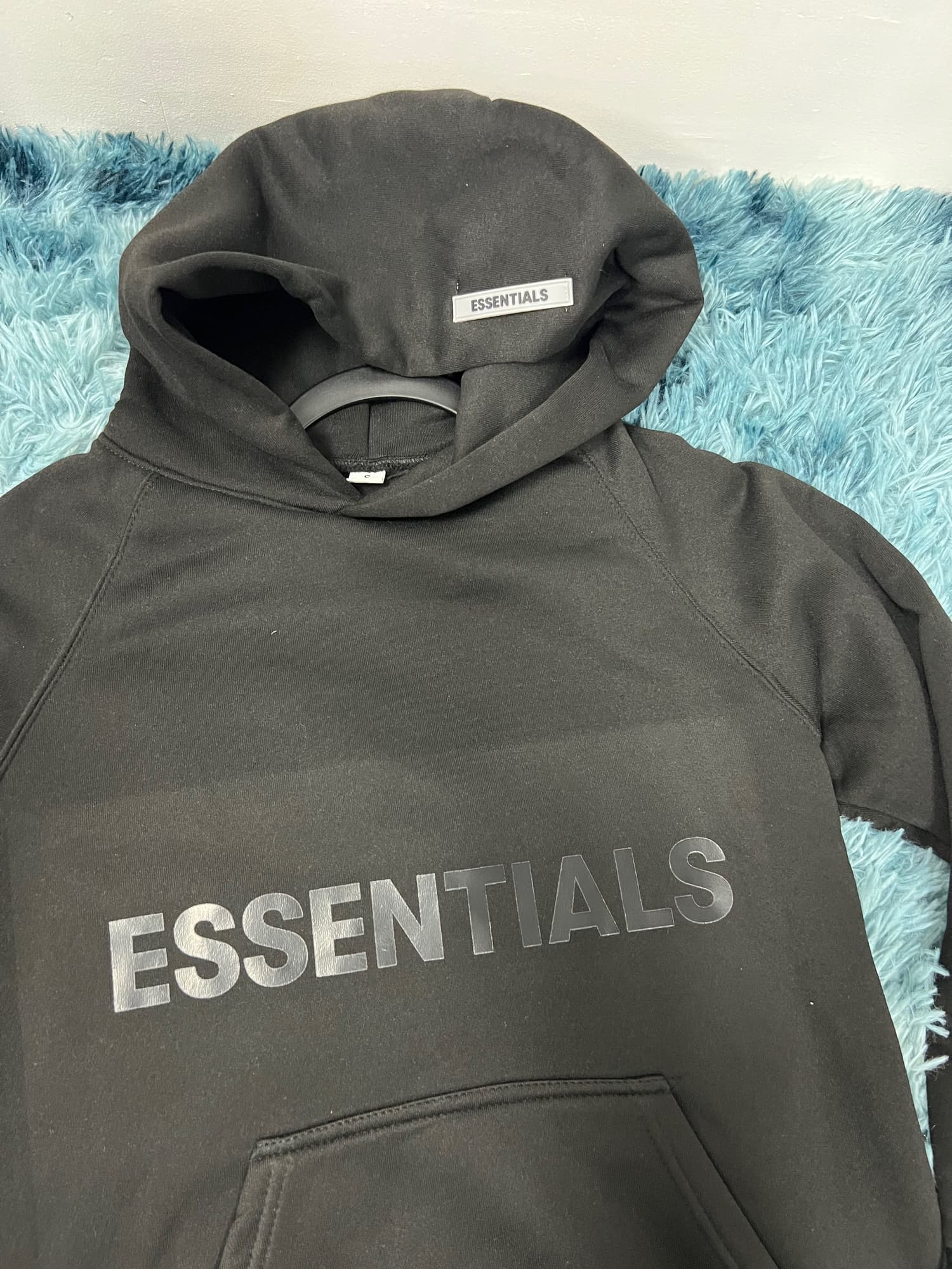 ESSENTIAL FLEECE HOODIE