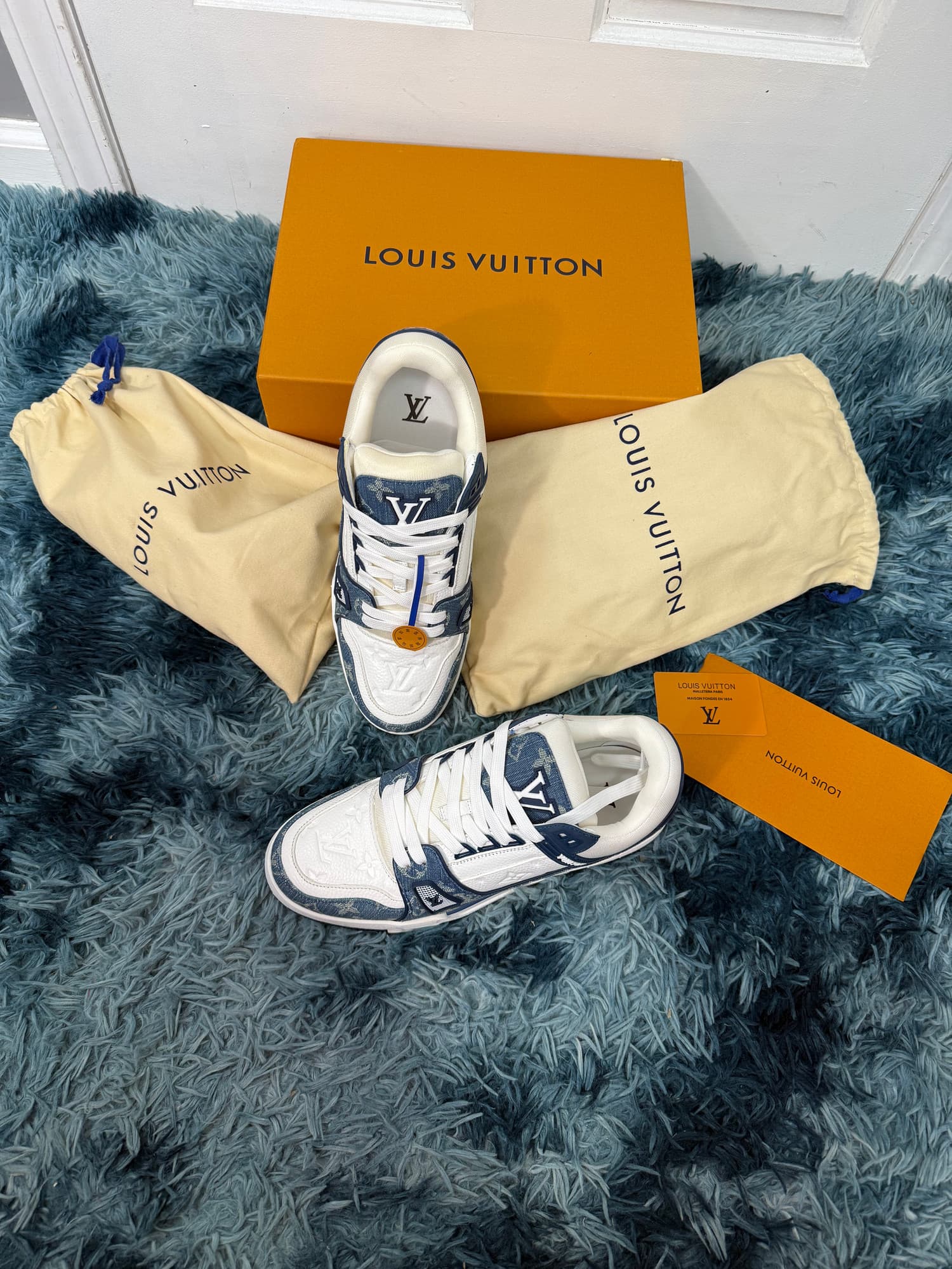LV SNEAKERS